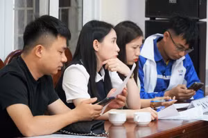 Giáo viên đã trúng tuyển hoàn thiện thủ tục để nhận quyết định công tác.