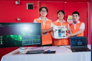 Nhóm sinh viên Trường Đại học Việt Đức và sản phẩm nghiên cứu. Ảnh: Hà An