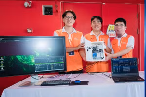 Nhóm sinh viên Trường Đại học Việt Đức và sản phẩm nghiên cứu. Ảnh: Hà An