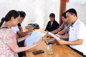 Giáo viên hợp đồng tại huyện Krông Năng từ 31/12/2015 trở về trước trao đổi với phóng viên Báo GD&TĐ. Ảnh: QC