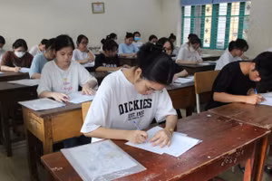 Học sinh THPT huyện Mai Sơn thi thử môn Toán do nhà trường tổ chức.