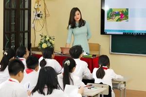 Tiết học ứng dụng CNTT tại Trường THCS Trần Đăng Ninh (Nam Định, Ninh Bình). Ảnh: NTCC 