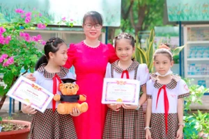Cô Bùi Thị Cành cùng học sinh trong đợt tổng kết năm học 2024 - 2025. Ảnh: NVCC