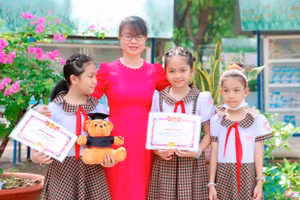 Cô Bùi Thị Cành cùng học sinh trong đợt tổng kết năm học 2024 - 2025. Ảnh: NVCC