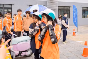 CSGT phối hợp trường học đẩy mạnh tuyên truyền ATGT cho học sinh.