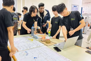 Sinh viên Trường Đại học Bách khoa, Đại học Đà Nẵng và sinh viên Trường Singapore Polytechnic cùng thảo luận trong dự án Học tập thực tế Learning Express (LeX) trong khuôn khổ chương trình hợp tác giữa 2 đơn vị. Ảnh: Hà Nguyên 