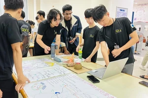 Sinh viên Trường Đại học Bách khoa, Đại học Đà Nẵng và sinh viên Trường Singapore Polytechnic cùng thảo luận trong dự án Học tập thực tế Learning Express (LeX) trong khuôn khổ chương trình hợp tác giữa 2 đơn vị. Ảnh: Hà Nguyên 