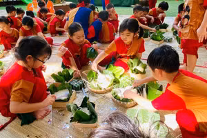 Trẻ Trường Mầm non Hoa Đào (Quận 12, TPHCM) gói bánh chưng dịp Tết Nguyên đán 2024. Ảnh: NTCC