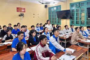 Thầy cô Trường PTDTNT THCS&THPT Chiêm Hóa đồng hành cùng học sinh.