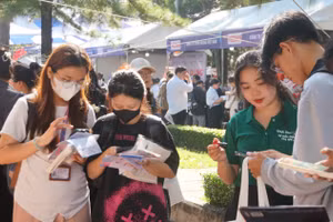 Sinh viên tại Ngày hội việc làm ở TPHCM, tháng 12/2024. Ảnh: Lê Nam