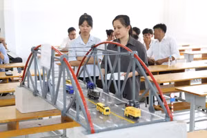 Sinh viên Trường Đại học Trà Vinh thí nghiệm, thực hành thiết kế cầu đường. Ảnh: Q. Ngữ