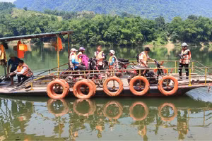 Học sinh ở làng Thiết Giang trên đường đến trường bằng chiếc đò ngang vượt sông Mã.