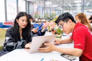 Thí sinh tìm hiểu về ngành nghề xét tuyển vào đại học năm 2024 tại Trường Đại học Kinh tế Tài chính TPHCM. Ảnh: UEF