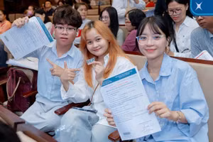 Tân sinh viên Đại học Kinh tế TPHCM làm thủ tục nhập học. Ảnh: UEH