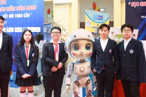 Nhóm học sinh Trường THCS Ngô Sĩ Liên thực hiện dự án khởi nghiệp “Bộ thiết bị giáo dục thông minh - VRobot”. Ảnh: Lan Anh