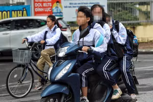 Học sinh kẹp 3 là hình ảnh không hiếm gặp trên đường. Ảnh: Lê Khánh