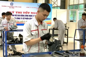 Sinh viên ở Hà Tĩnh tham gia Kỳ thi tốt nghiệp Công nghệ ô tô theo chương trình hợp tác với VinFast. Ảnh: Bá Tài