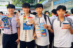 Học sinh lớp 9 Trường THCS Huỳnh Tấn Phát (Tân Thuận, TPHCM). Ảnh: Hồ Phúc