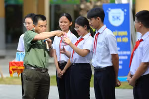 Trường THCS Nguyễn Huệ tổ chức sinh hoạt chuyên đề “Tập huấn An toàn trên không gian mạng” cho học sinh. Ảnh: NTCC