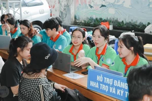 Tân sinh viên Trường Đại học Công Thương TPHCM tìm hiểu nhà trọ và KTX trong ngày nhập học 20/8. Ảnh: HUIT