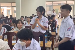 Học sinh Trường THPT Trần Đại Nghĩa (Cần Thơ) tại buổi tập huấn “Vai trò của Tổng đài 111 trong công tác bảo vệ trẻ em”. Ảnh: NTCC