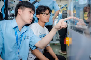 Sinh viên Trường Đại học Sư phạm Kỹ thuật TPHCM trải nghiệm thiết bị ở phòng thí nghiệm Yaskawa i3 -Mechatronics do doanh nghiệp tài trợ. Ảnh: HCMUTE