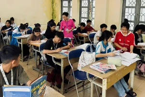 Cô Khương Thị Thanh Bình - Trường THPT Mường Nhé trong một tiết dạy.