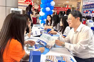 TS Vũ Văn Ngọc tư vấn tuyển sinh hướng nghiệp cho phụ huynh và học sinh. Ảnh: Ngô Chuyên