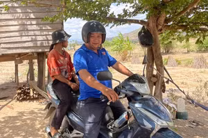 Thầy Tùng chăm lo đời sống, hỗ trợ học sinh khó khăn. Ảnh: Nguyễn Dung