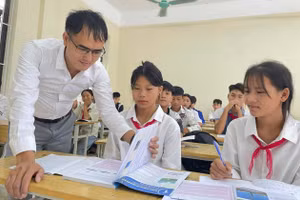 Thầy giáo Trường Phổ thông dân tộc bán trú - THCS Mường Lý (Mường Lát, Thanh Hóa) tận tình ôn tập cho học sinh lớp 9.