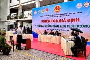 Phiên tòa giả định của Trường THCS - THPT Sương Nguyệt Anh (TPHCM) phối hợp tổ chức. Ảnh: NTCC