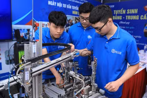 Hoạt động trải nghiệm tại Ngày hội tư vấn tuyển sinh, hướng nghiệp tại Đại học Bách khoa Hà Nội năm 2025. Ảnh: Nam Trần