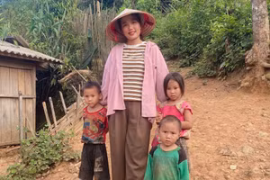 Cô giáo Lỳ Mì Lé trong một lần lên bản vận động học sinh đi học. Ảnh: NTCC