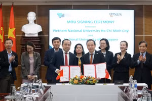 PGS.TS Vũ Hải Quân - Giám đốc Đại học Quốc gia TPHCM và GS Aaron Thean - Phó Hiệu trưởng NUS tại lễ ký kết hợp tác. Ảnh: ĐHQG-HCM