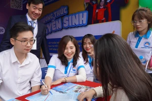 Thí sinh tìm hiểu các ngành, chương trình đào tạo của Học viện Quản lý giáo dục. Ảnh: Minh Phong