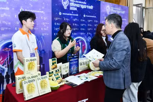 Nhóm sinh viên triển lãm dự án tại Cuộc thi Sáng tạo Trẻ 2024. Ảnh: NVCC