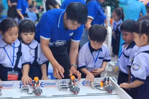 Học sinh Trường Tiểu học Đặng Trần Côn (Vĩnh Hội, TPHCM) trải nghiệm hoạt động STEM tại trường. Ảnh: TH