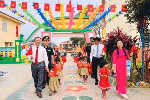 Trẻ em miền núi Quảng Trị trong ngày khai giảng năm học mới.