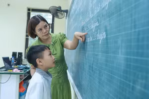 Cô, trò Trường Tiểu học Nam Phương Tiến A (Xuân Mai, Hà Nội). Ảnh: Đình Tuệ 