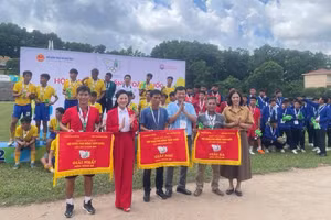 Đội bóng nam THPT thành phố Hải Phòng nhận Huy chương Bạc.