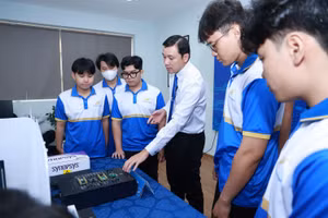 Sinh viên ĐH Lạc Hồng học tập ngành công nghệ kỹ thuật vi mạch. 