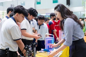 Học sinh THPT tìm hiểu về công nghệ tại Trường Đại học Công nghiệp TPHCM. Ảnh: HUTECH