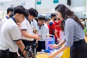 Học sinh THPT tìm hiểu về công nghệ tại Trường Đại học Công nghiệp TPHCM. Ảnh: HUTECH