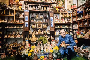 Giảng viên Nguyễn Hiếu Tín bên bộ sưu tập của mình. Ảnh: L.N