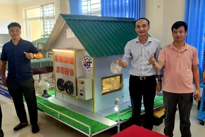 Ông Nguyễn Ngọc Minh (thứ hai từ phải sang) - Hiệu trưởng Trường Trung cấp nghề Nga Sơn (Thanh Hóa) cùng đồng nghiệp. Ảnh: NVCC