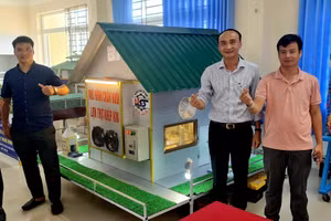 Ông Nguyễn Ngọc Minh (thứ hai từ phải sang) - Hiệu trưởng Trường Trung cấp nghề Nga Sơn (Thanh Hóa) cùng đồng nghiệp. Ảnh: NVCC