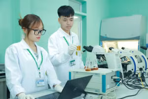 Sinh viên Học viện Nông nghiệp Việt Nam thực hành trong phòng thí nghiệm. Ảnh: NTCC