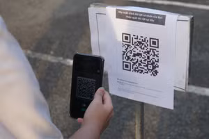 Học sinh cần sử dụng điện thoại trong một số hoạt động tại trường. Trong ảnh là học sinh sử dụng điện thoại cho việc “check-in” trong trường. Ảnh: Lê Nam