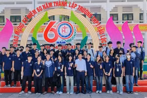 Thầy Nguyễn Văn Luyện (áo trắng hàng trên) và học sinh Trường THPT Hậu Lộc 1. Ảnh: TG