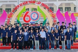 Thầy Nguyễn Văn Luyện (áo trắng hàng trên) và học sinh Trường THPT Hậu Lộc 1. Ảnh: TG